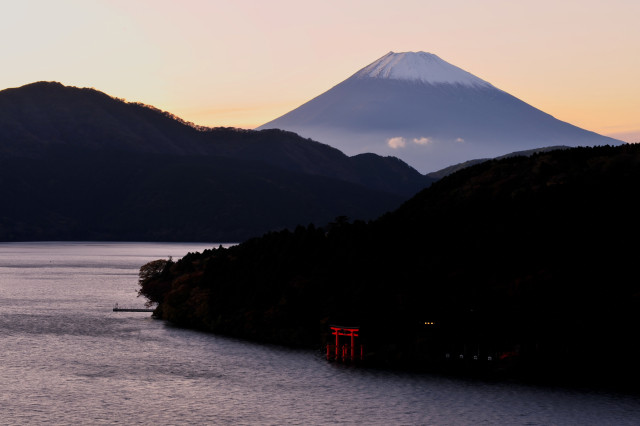 芦ノ湖と富士山（鳥居）３
